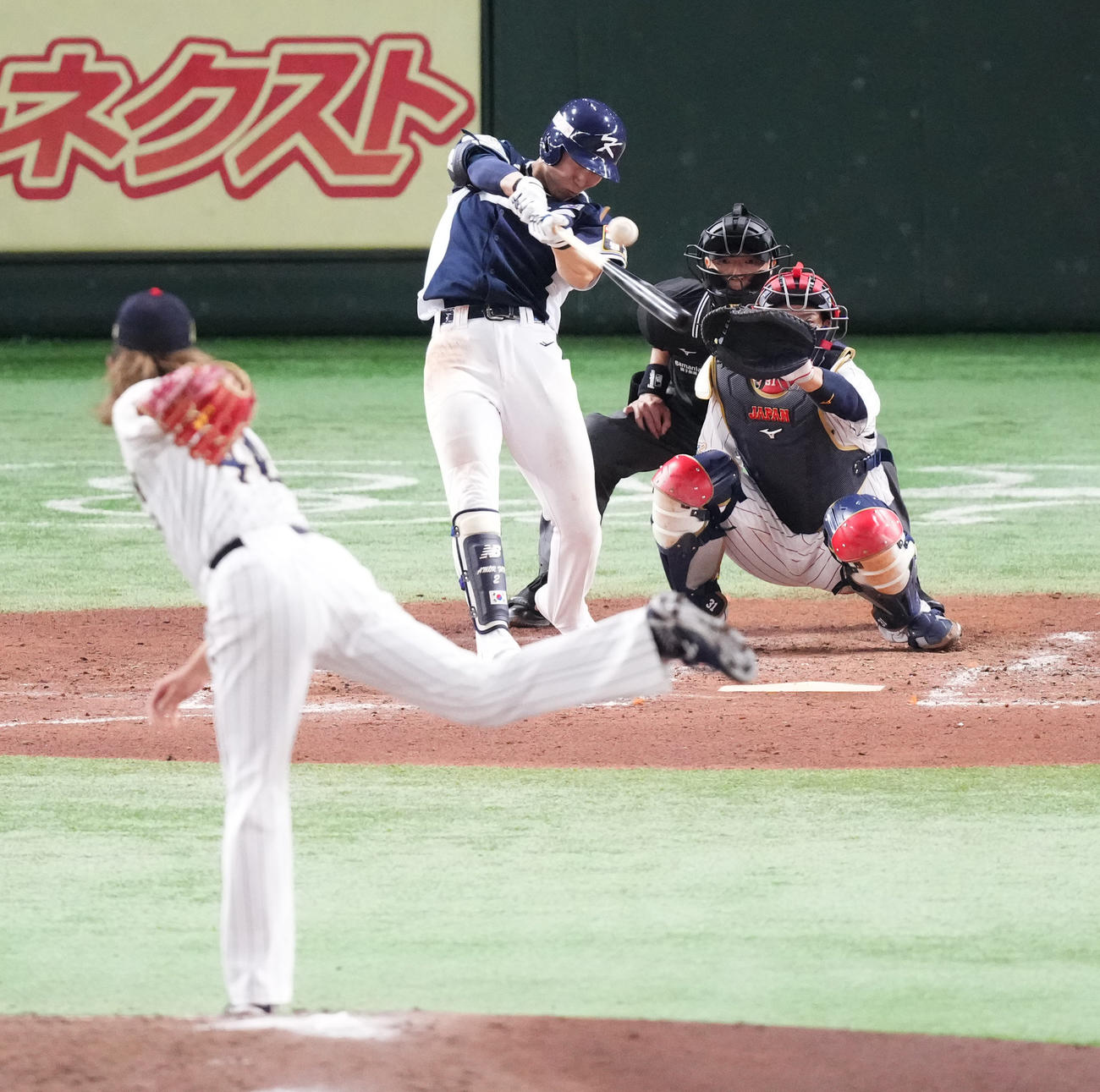 23年11月19日　カーネクストアジアプロ野球チャンピオンシップ（CS）　日本対韓国　4回表韓国2死一塁、右前打を放つ金慧成。投手今井（撮影・菅敏）