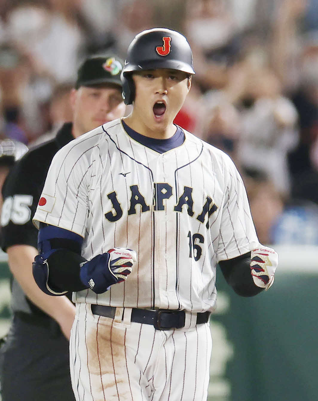 23年3月、WBCの韓国戦で適時打を放ちガッツポーズする大谷