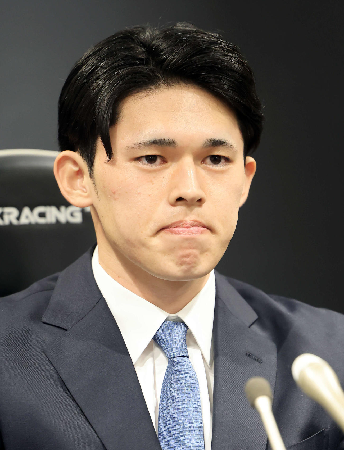 会見に臨み表情を引き締めるロッテ佐々木（撮影・浅見桂子）