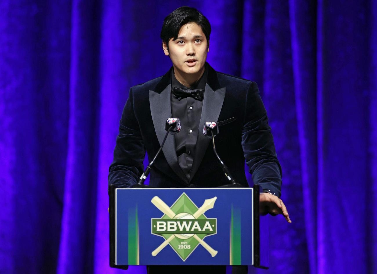 全米野球記者協会ニューヨーク支部主催の夕食会で英語でスピーチする大谷（ゲッティ＝共同）