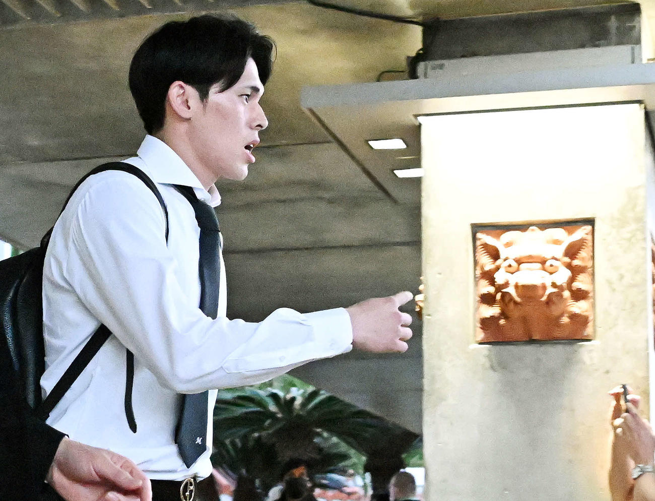 石垣空港に到着したロッテ佐々木（撮影・滝沢徹郎）