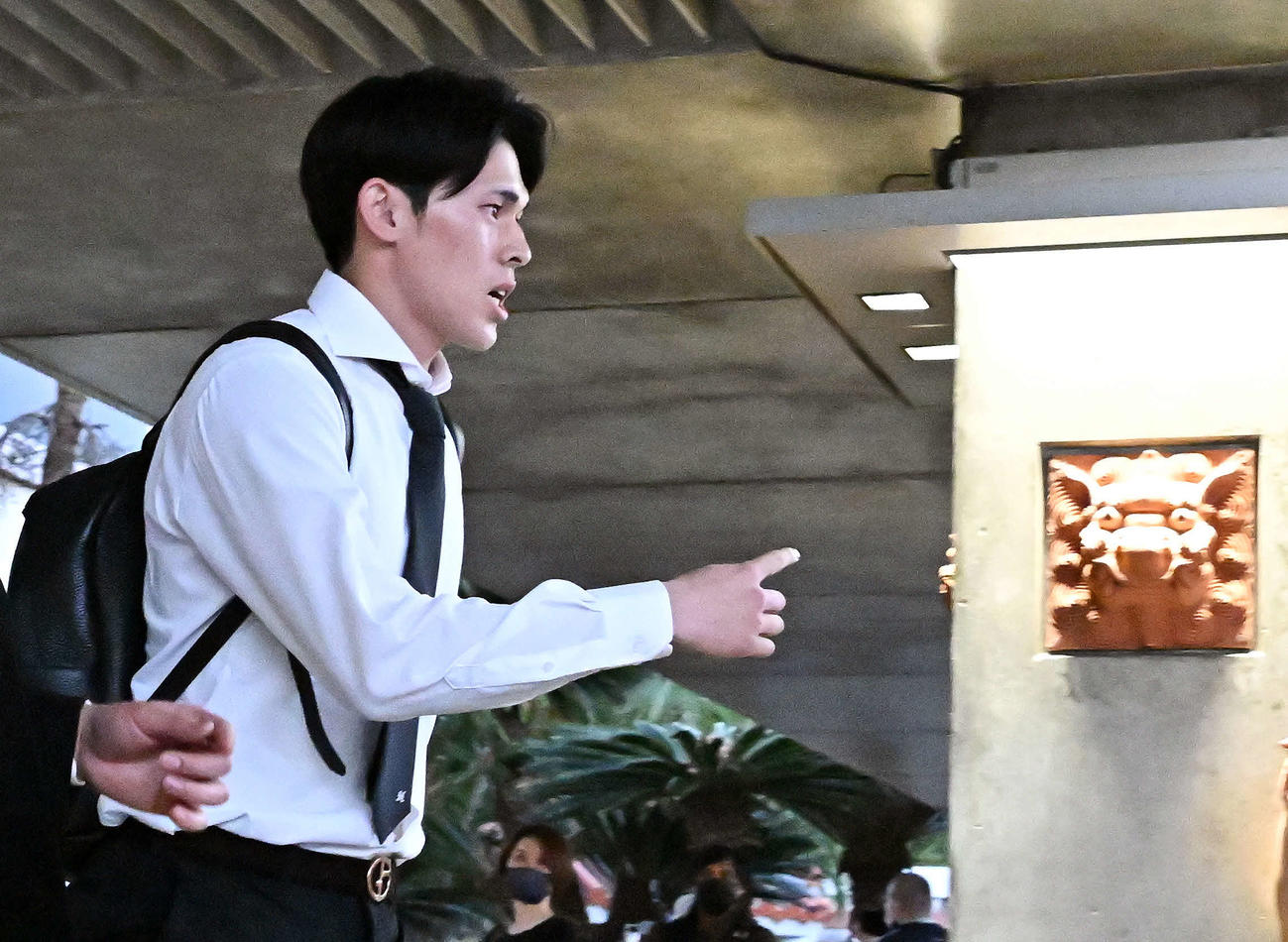 石垣空港に到着したロッテ佐々木（撮影・滝沢徹郎）