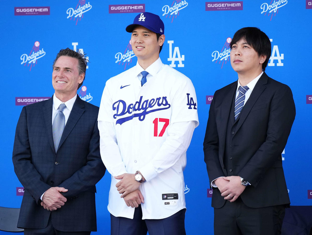 ドジャース入団会見で笑顔を見せる大谷。左は代理人のバレロ氏、右は水原通訳（2023年12月14日撮影）