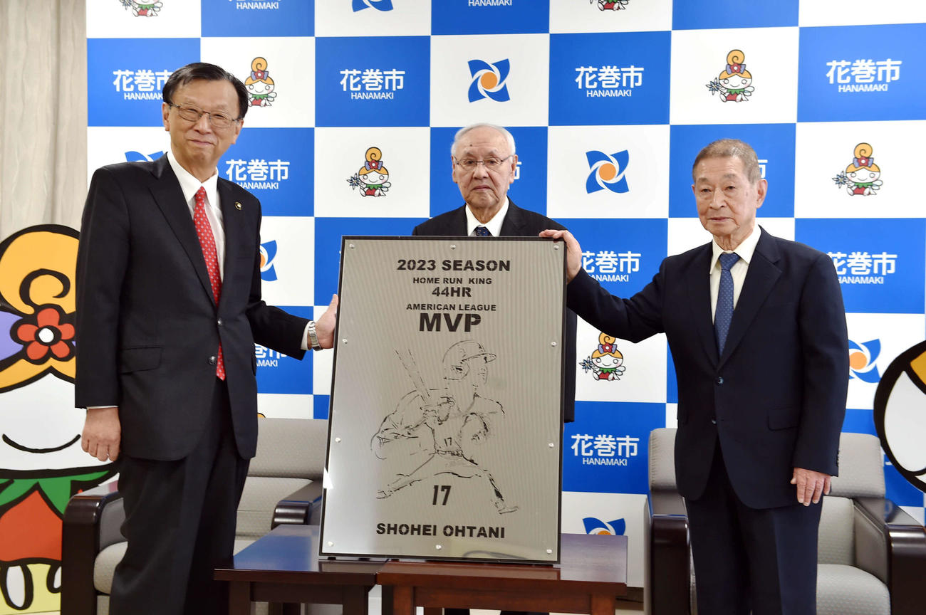 モニュメントとともに笑顔を見せる左から上田市長、花巻東・小田島校長、藤原社長（撮影・相沢孔志）