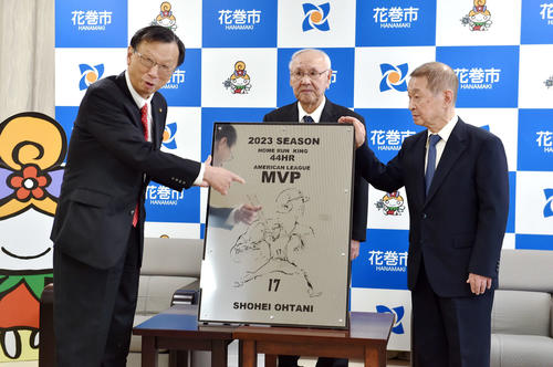 大谷翔平は三刀流で絵心も 母校・花巻東などの23年記念モニュメントは
