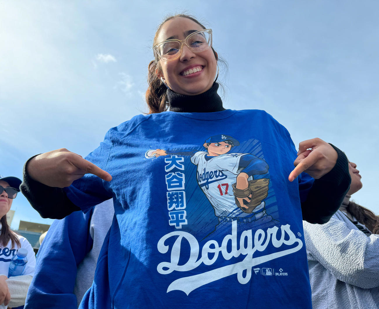大谷翔平のTシャツを着て「ドジャー・フェスト」を楽しむファン（撮影・菅敏）