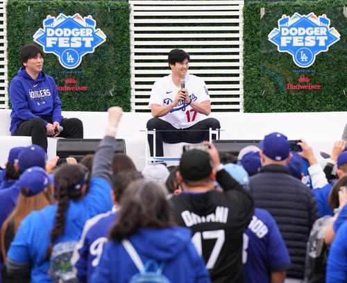 ファンフェスタに登場し、笑顔で質問に答えるドジャース大谷。左は水原通訳（撮影・菅敏）
