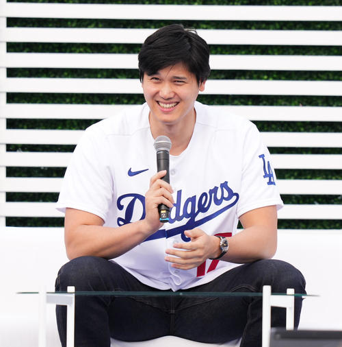 ファンフェスタに登場し、笑顔で質問に答えるドジャース大谷（撮影・菅敏）