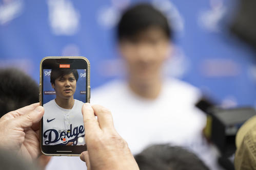 「ドジャー・フェスト」で大谷翔平を撮影するファン（AP）
