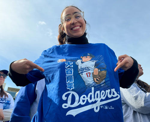 大谷翔平のTシャツを着て「ドジャー・フェスト」を楽しむファン（撮影・菅敏）