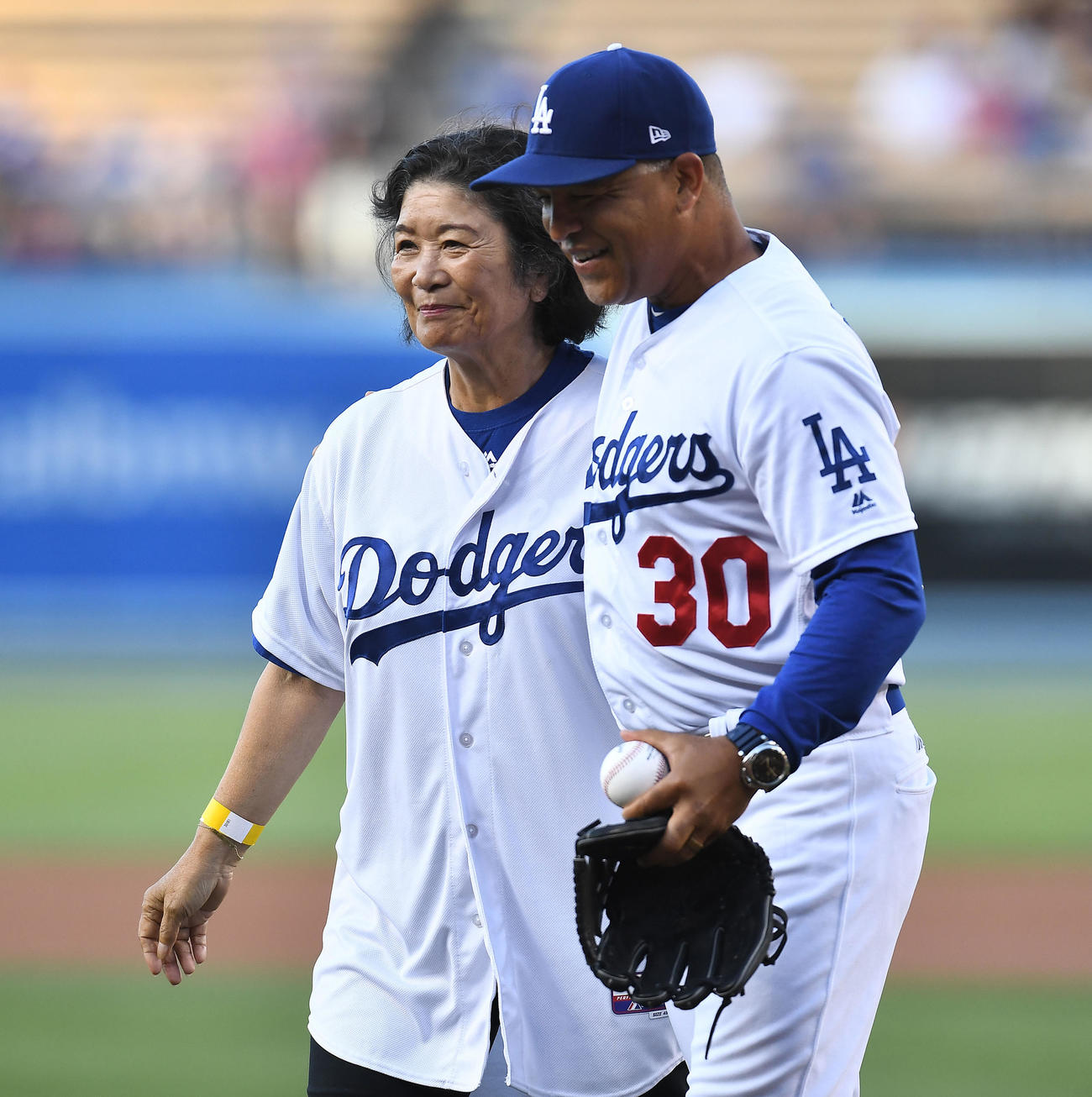 母栄子さん（左）とハグするドジャース・ロバーツ監督（2018年7月13日撮影）
