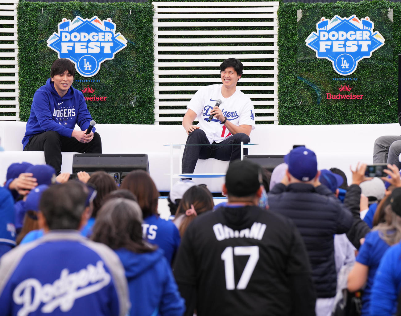 ファンフェスタに登場し、笑顔で質問に答えるドジャース大谷。左は水原通訳（撮影・菅敏）