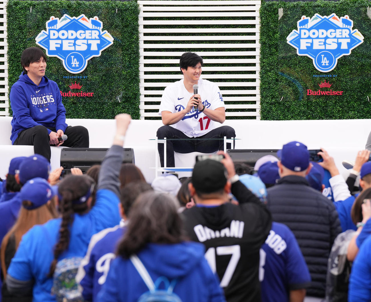 ファンフェスタに登場し、笑顔で質問に答えるドジャース大谷。左は水原通訳（撮影・菅敏）