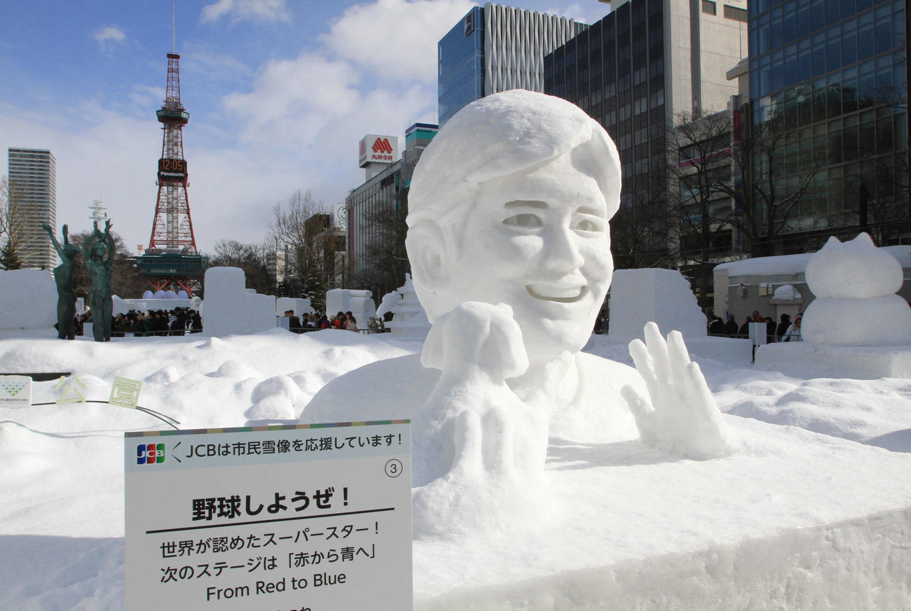 4日に開幕した「さっぽろ雪まつり」に登場した大谷と愛犬デコピンの雪像