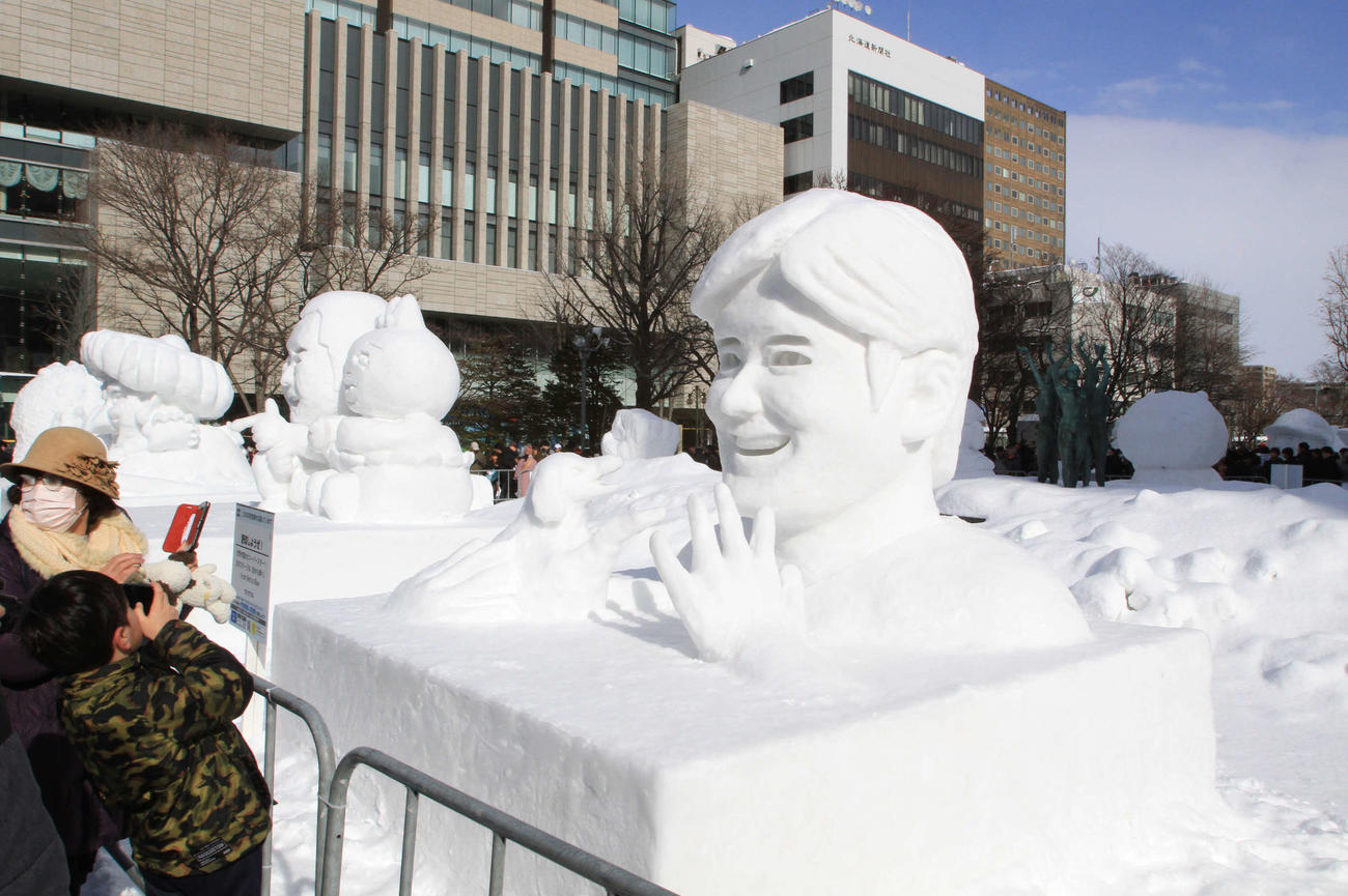 4日に開幕した「さっぽろ雪まつり」に登場した大谷と愛犬デコピンの雪像