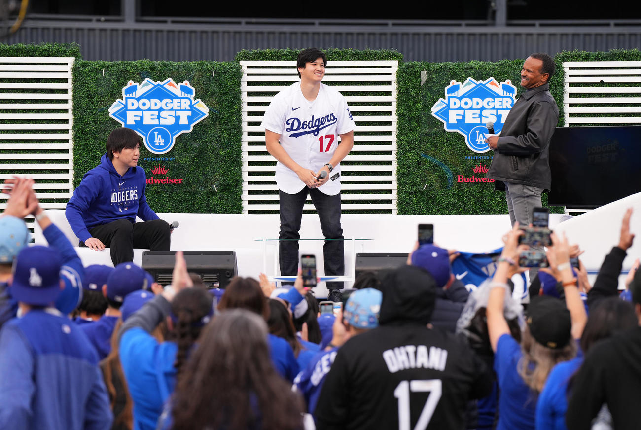 ファンフェスタに登場し、笑顔を見せるドジャース大谷。左は水原通訳（撮影・菅敏）