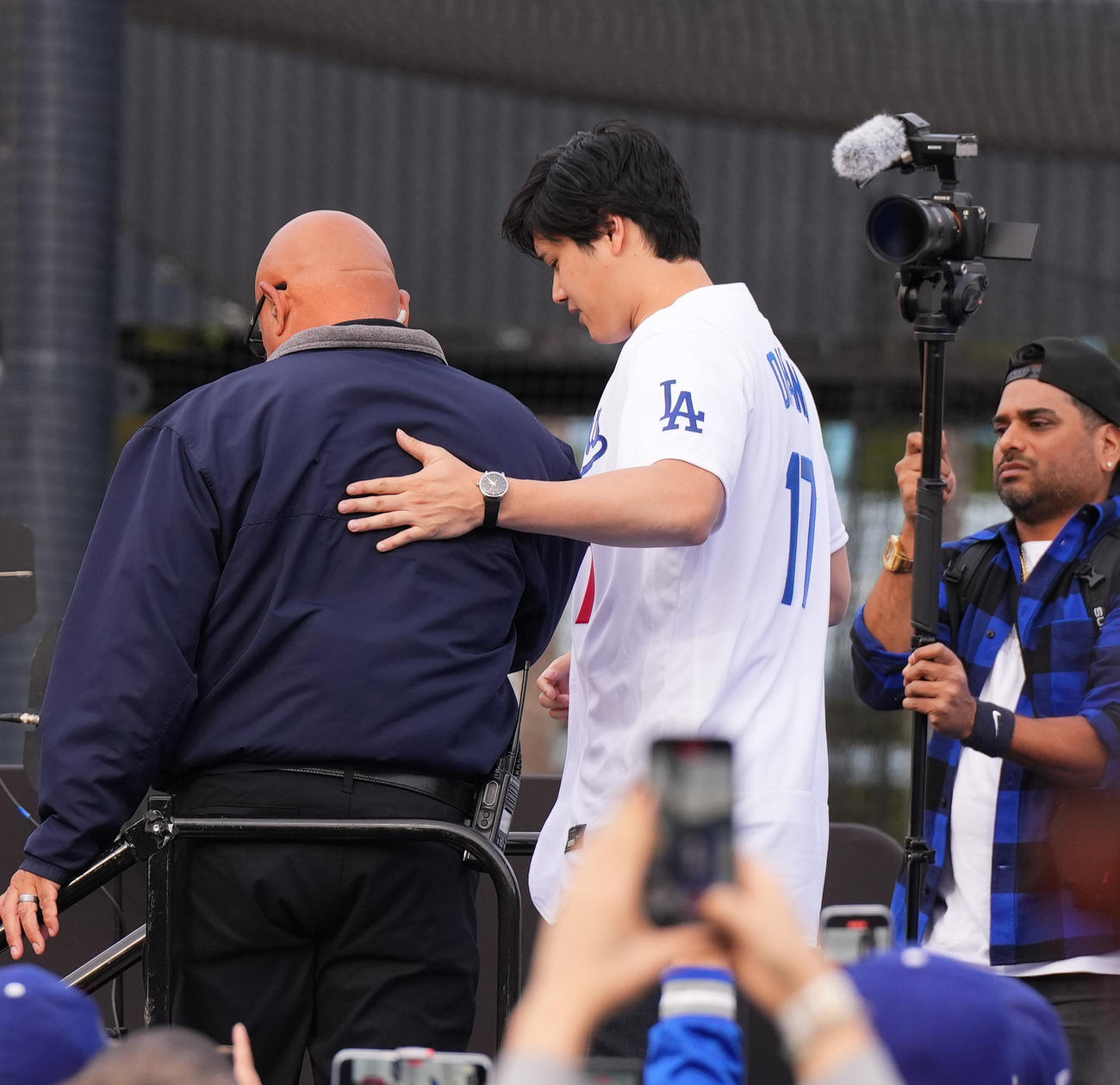 ファンフェスタのステージショーを終え、セキュリティと引き揚げるドジャース大谷（撮影・菅敏）