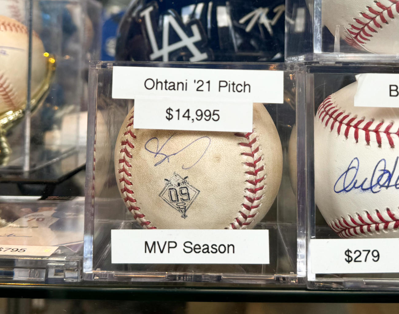 「ドジャー・フェスト」が行われたドジャースタジアムで販売されている2021年のエンゼルス時代に投手としてドジャース大谷が使用したサインボール。お値段は14995ドル！（撮影・菅敏）