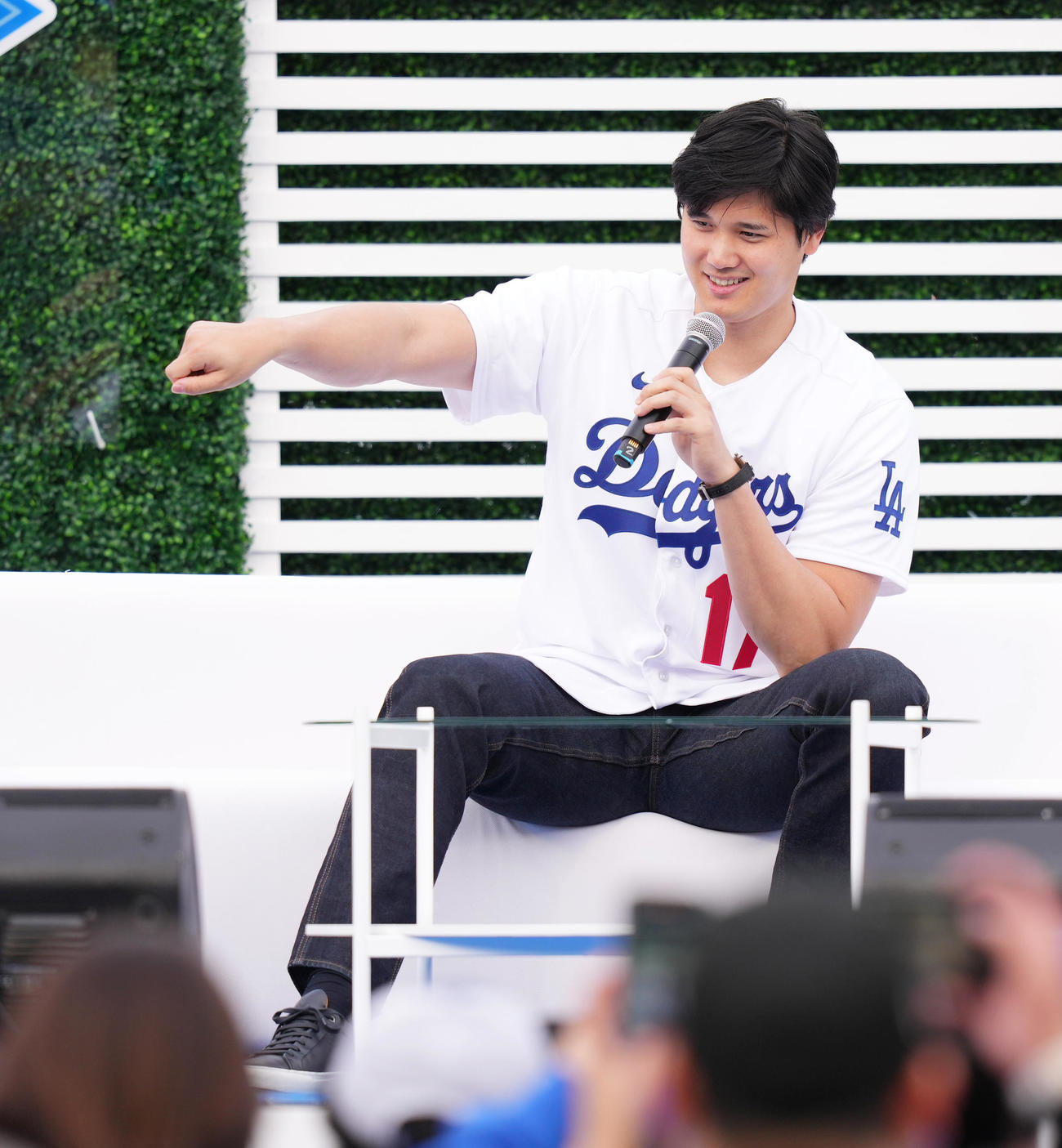 ファンフェスタに登場し、愛犬「デコピン」との遊び方を実演するドジャース大谷（撮影・菅敏）
