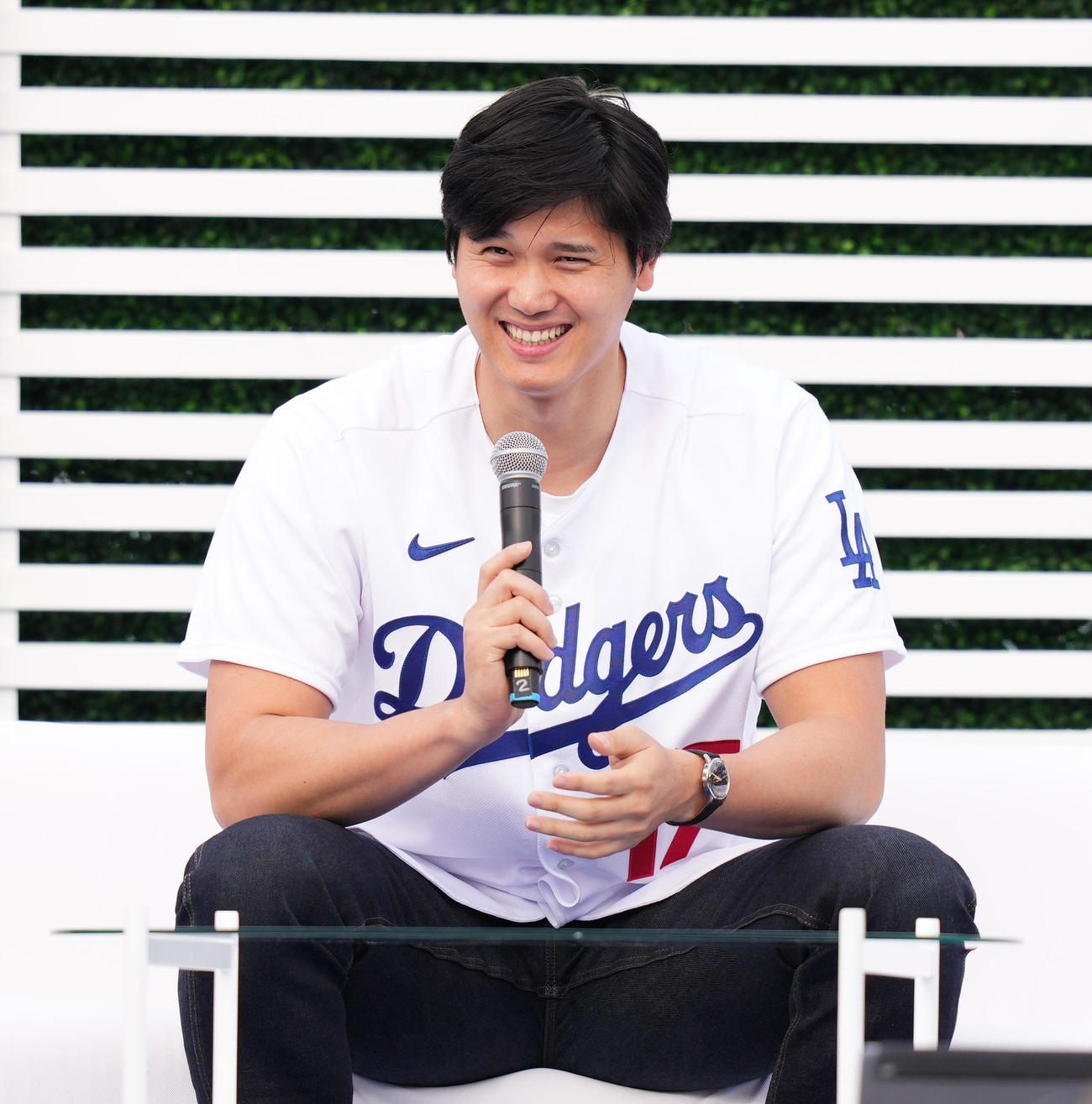 ファンフェスタに登場し、笑顔で質問に答えるドジャース大谷（撮影・菅敏）