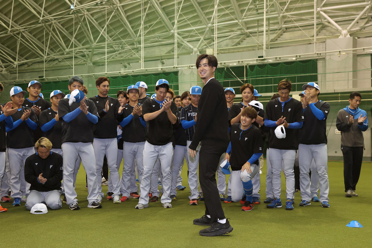 日本ハムの選手たちにあいさつするレイズの上沢直之（球団提供）