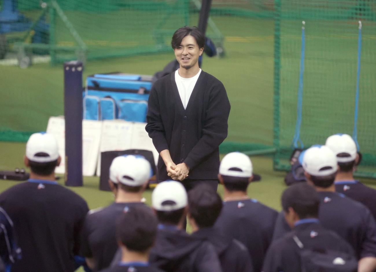 日本ハムの選手たちにあいさつするレイズ上沢（撮影・黒川智章）
