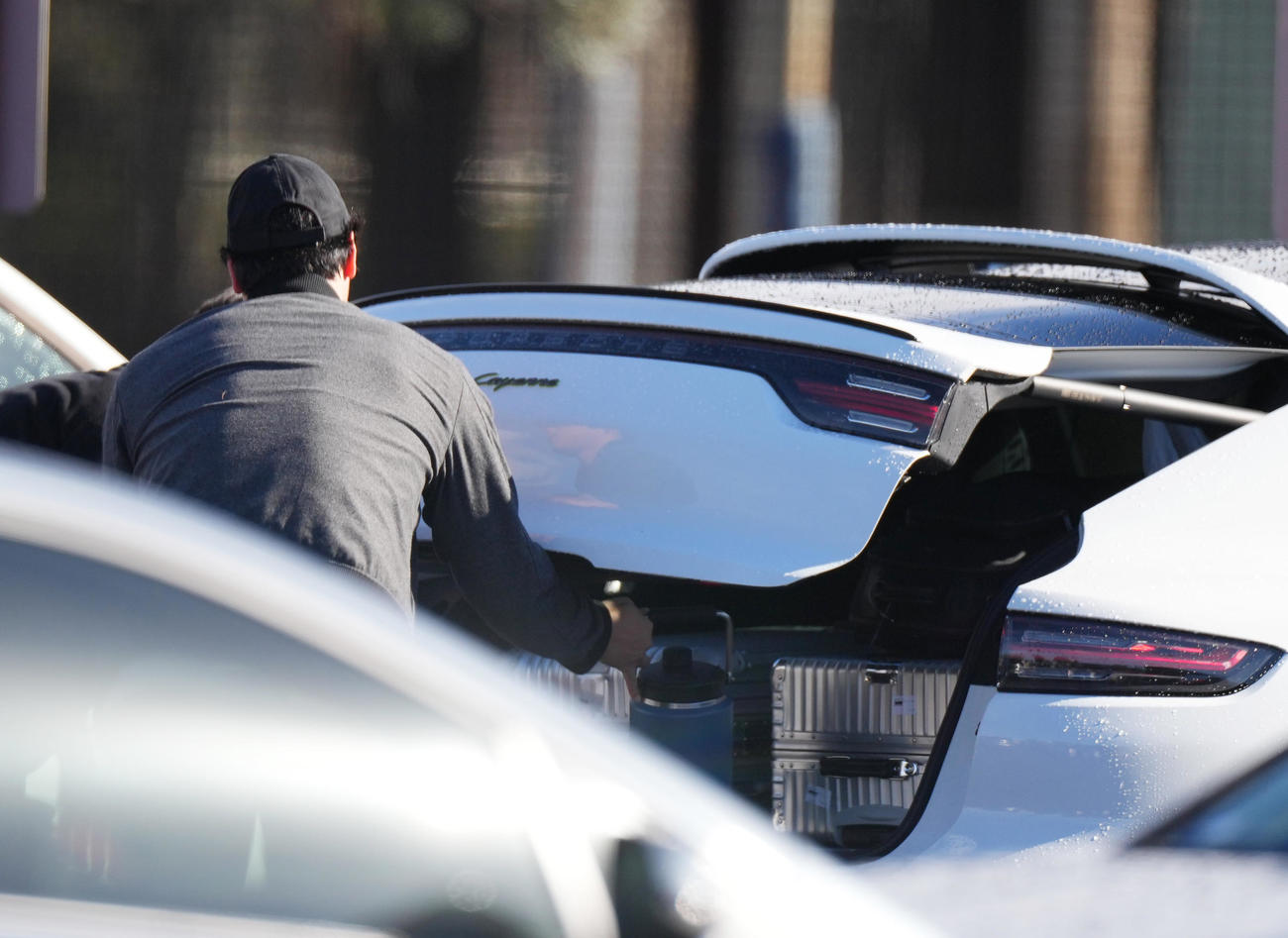 キャンプインを翌日に控え調整したドジャース大谷は、トランクに挟まった大きな水筒を取り出す（撮影・菅敏）