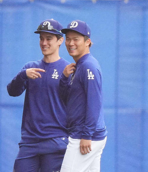 キャンプインを翌日に控え調整したドジャース山本（右）は、笑顔で引き揚げる（撮影・菅敏）