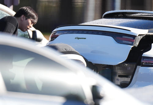 キャンプインを翌日に控え調整したドジャース大谷は、荷物を入れたトランクを閉めるも大きな水筒が挟まりのぞき込む（撮影・菅敏）