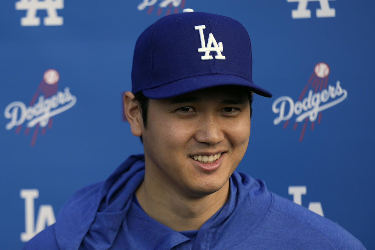 キャンプイン初日を迎え会見で笑顔を見せるドジャース大谷翔平（AP)