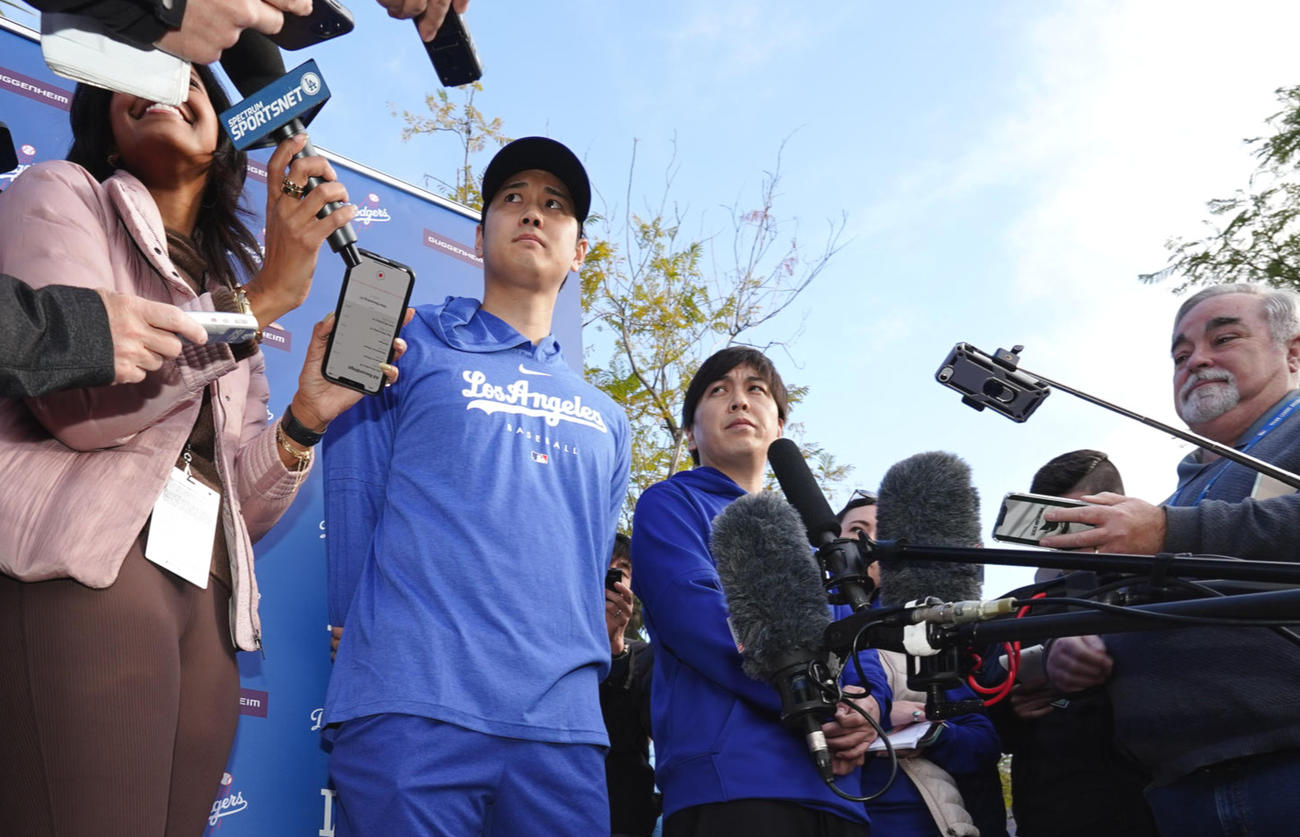キャンプ初日、記者の質問に答えるドジャース大谷（撮影・菅敏）