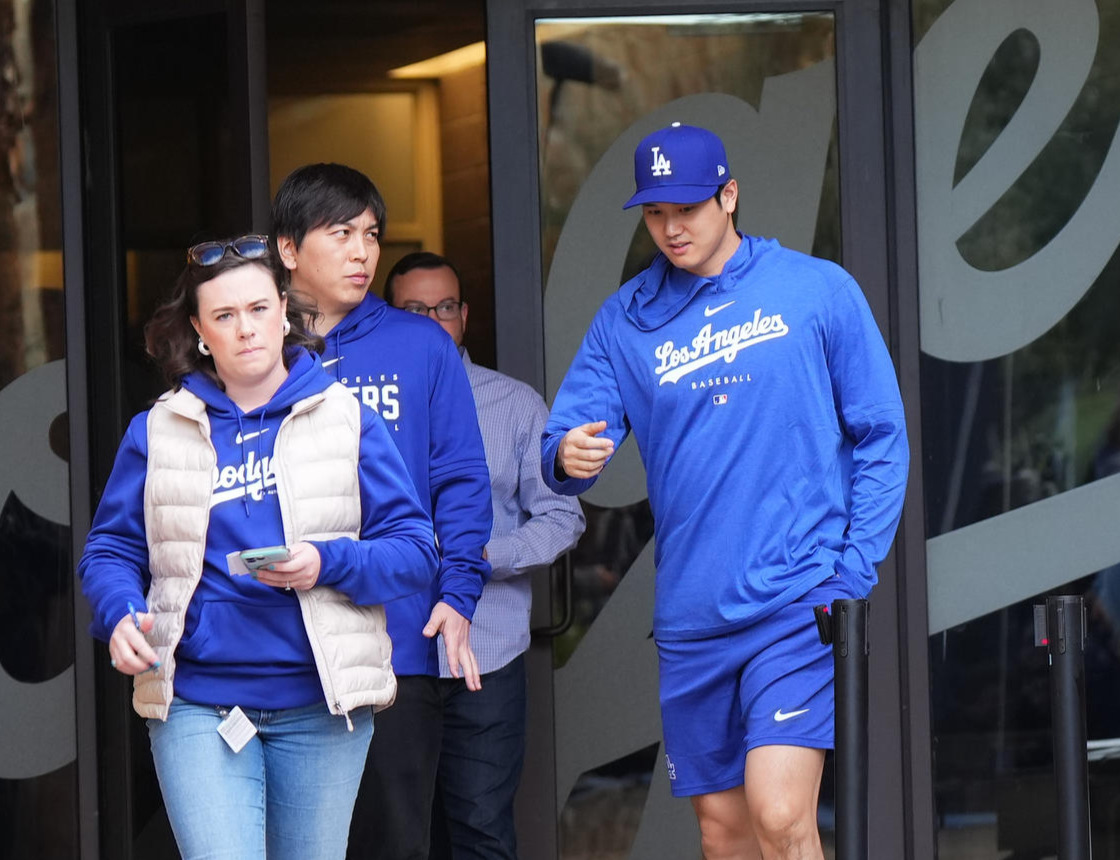 キャンプ初日、会見に臨むドジャース大谷翔平（撮影・菅敏）