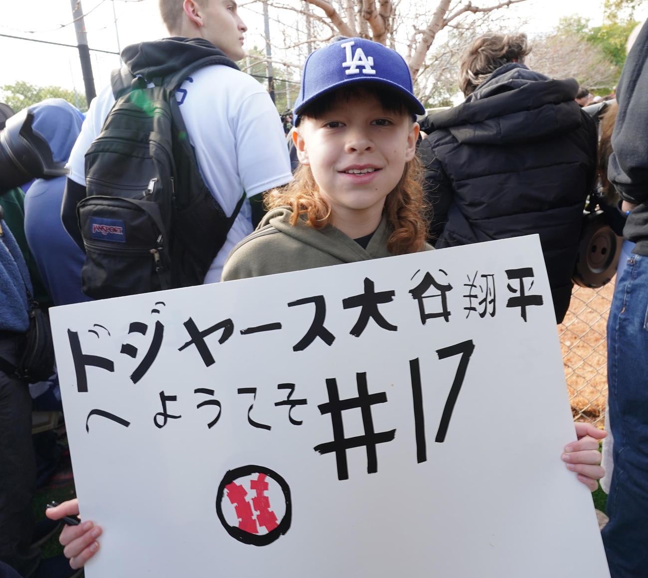 キャンプ初日、ドジャース大谷に声援を送るファン（撮影・菅敏）