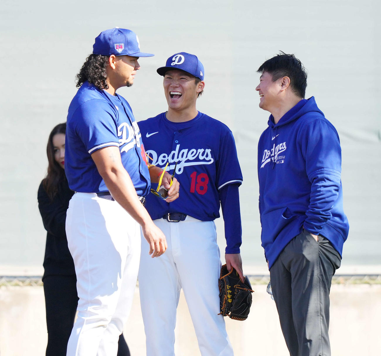 ブルペンでの投球練習を前にグラテロル（左）と談笑するドジャース山本。右は園田通訳（撮影・菅敏）