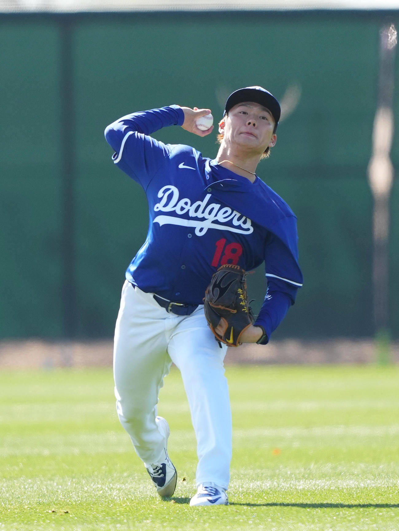 キャンプ初日、ブルペンでの投球練習を前にキャッチボールをするドジャース山本（撮影・菅敏）