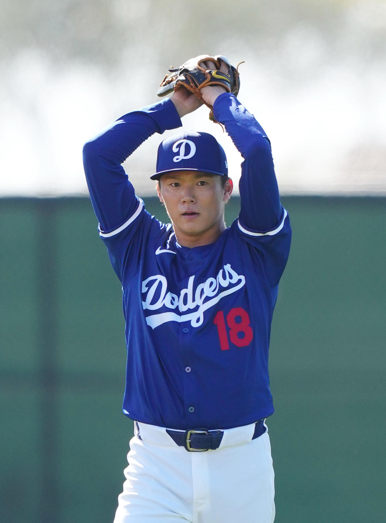 キャンプ初日、ブルペンでの投球練習を前にキャッチボールをするドジャース山本（撮影・菅敏）