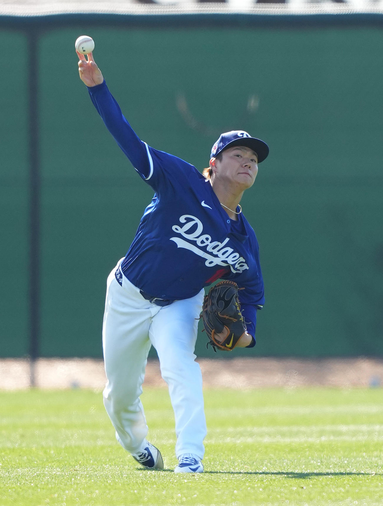 キャンプ初日、ブルペンでの投球練習を前にキャッチボールをするドジャース山本（撮影・菅敏）