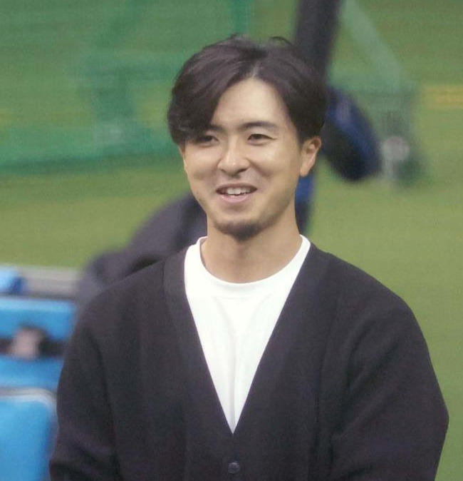 日本ハムの選手たちにあいさつするレイズ上沢（撮影・黒川智章）
