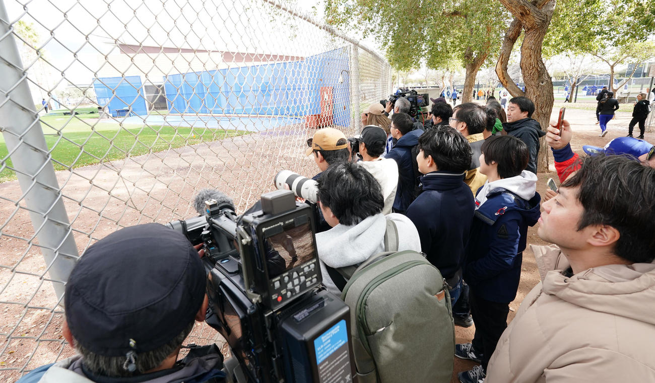 練習するドジャース大谷翔平に視線を送る大勢のファン（撮影・菅敏）
