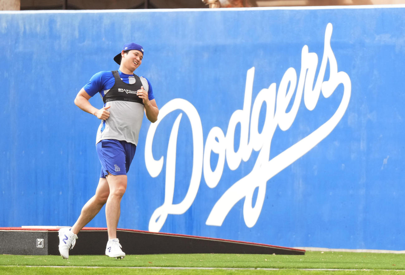 ダッシュを繰り返すドジャース大谷（撮影・菅敏）