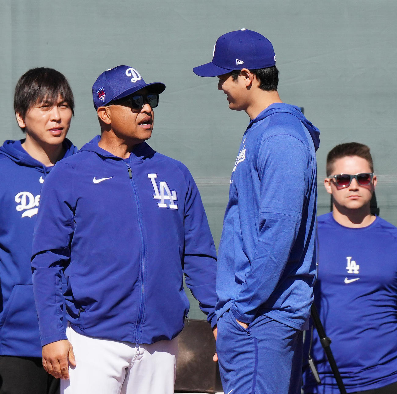 山本の投球練習を視察したドジャース大谷（右）は、ロバーツ監督と笑顔で話す（撮影・菅敏）
