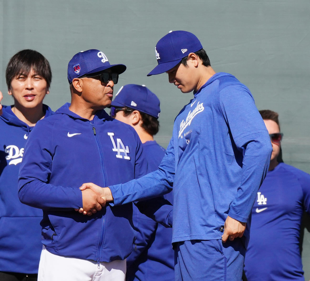 山本の投球練習を視察したドジャース大谷（右）は、ロバーツ監督と握手をする（撮影・菅敏）