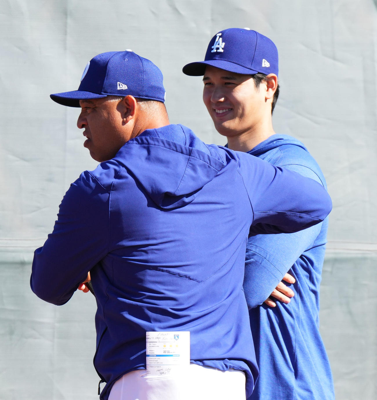 山本の投球練習を視察したドジャース大谷（右）は、ロバーツ監督と笑顔で話す（撮影・菅敏）