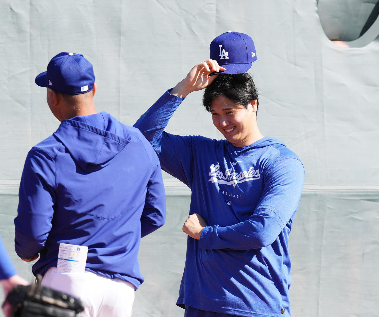 山本の投球練習を視察したドジャース大谷（右）は、ロバーツ監督と笑顔で話す（撮影・菅敏）