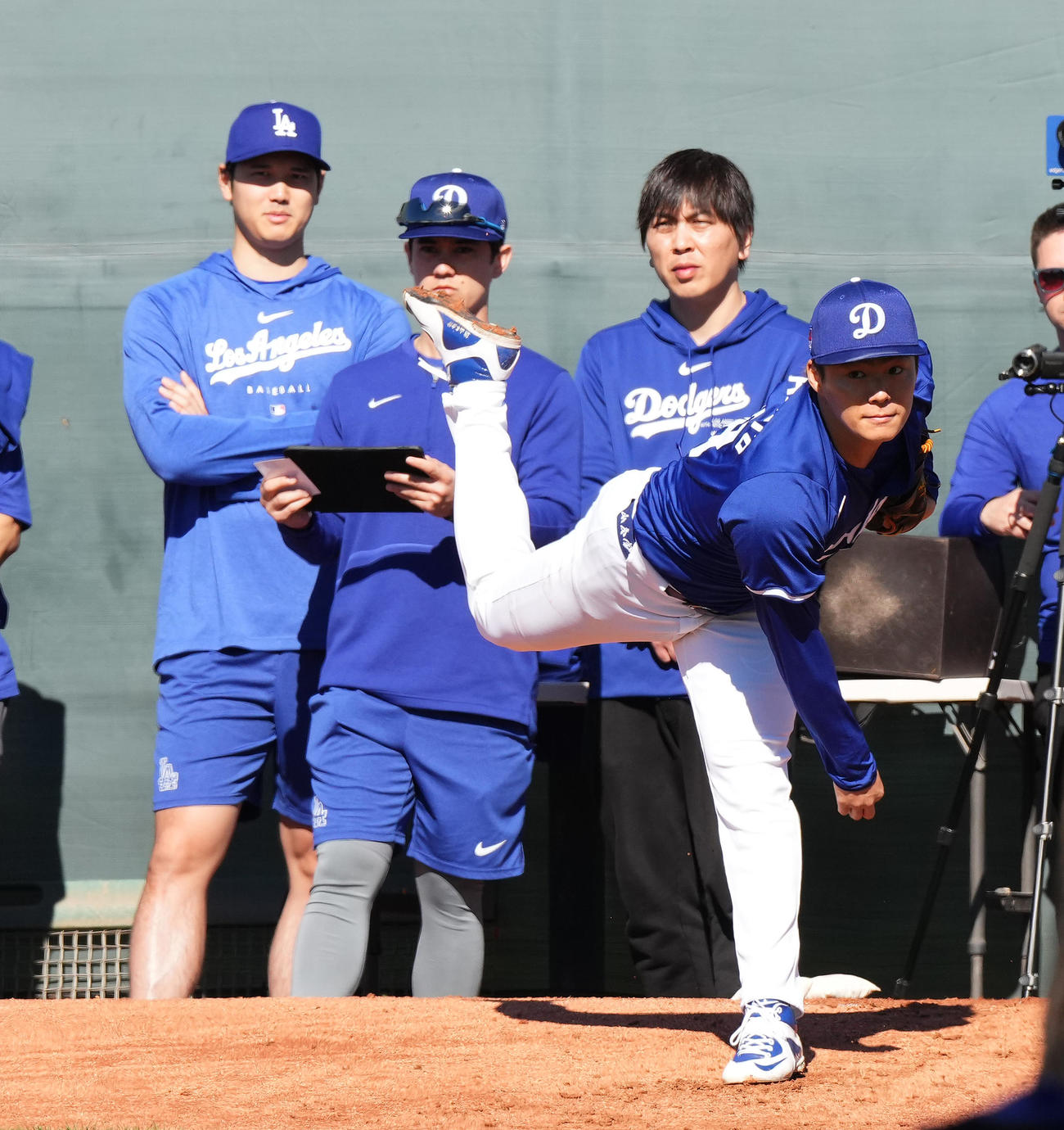 大谷（後方左端）の視線を受けながらブルペンで投球練習をする山本（撮影・菅敏）