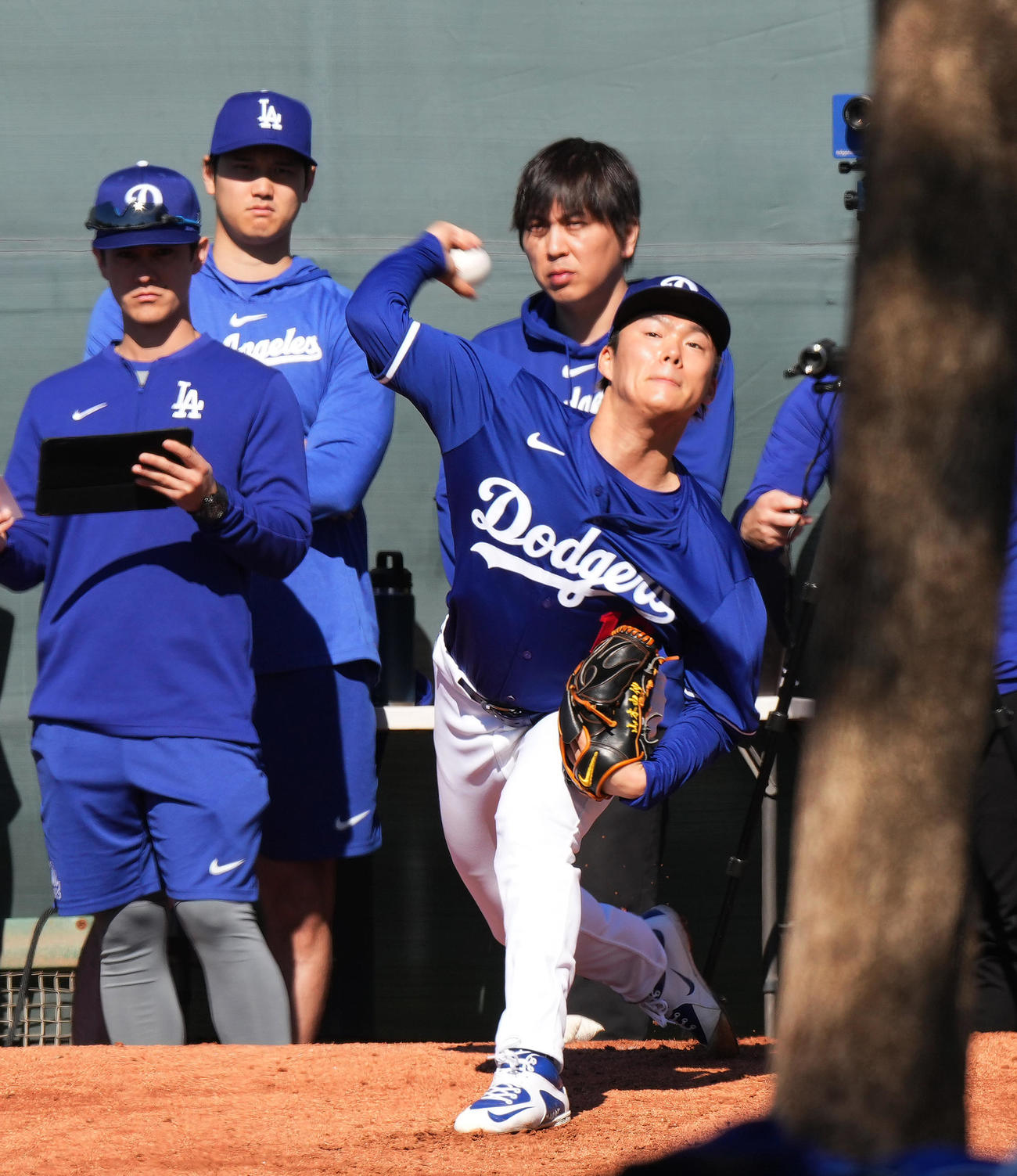 大谷（後方左から2人目）の視線を受けながらブルペンで投球練習をするドジャース山本（撮影・菅敏）