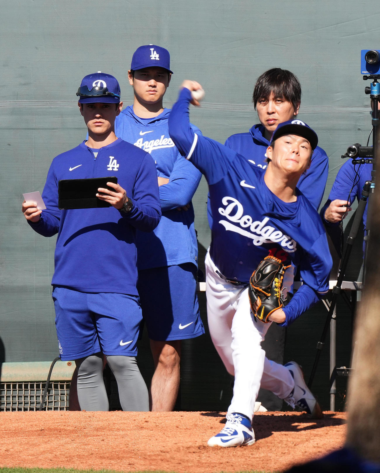 ブルペンで投球練習をする山本（手前）に視線を送るドジャース大谷（左から2人目）（撮影・菅敏）