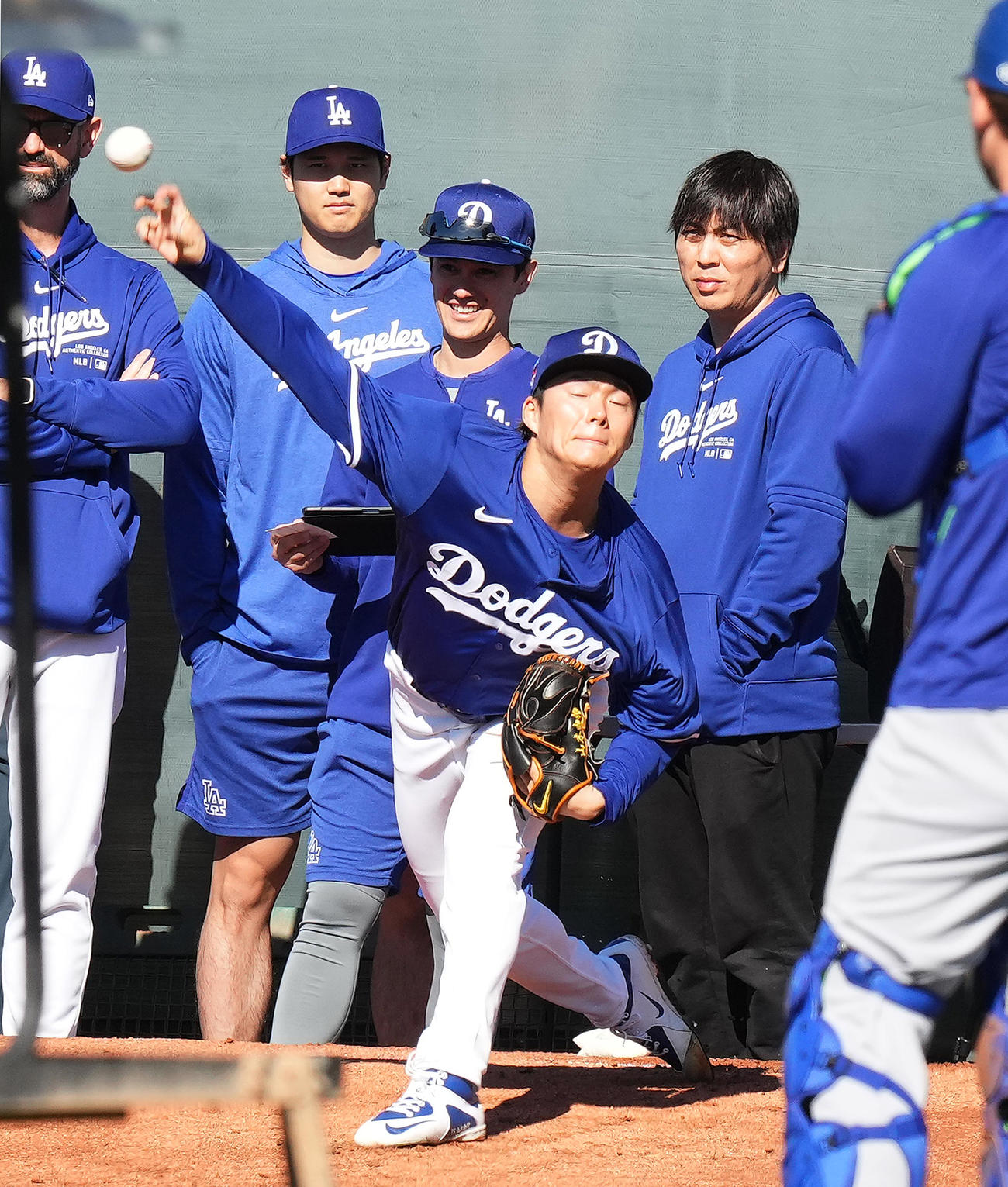 ブルペンで投球練習をする山本（手前）に視線を送るドジャース大谷（左から2人目）（撮影・菅敏）