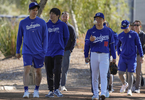 大谷翔平と山本由伸は仲良くクラブハウスに引き上げる（AP）
