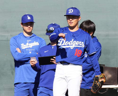 大谷（後方左）の視線を受けながらブルペンで投球練習をするドジャース山本（撮影・菅敏）